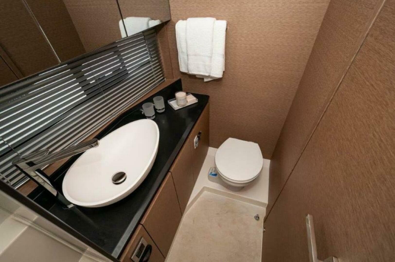 2018 Prestige 460 — photo 21