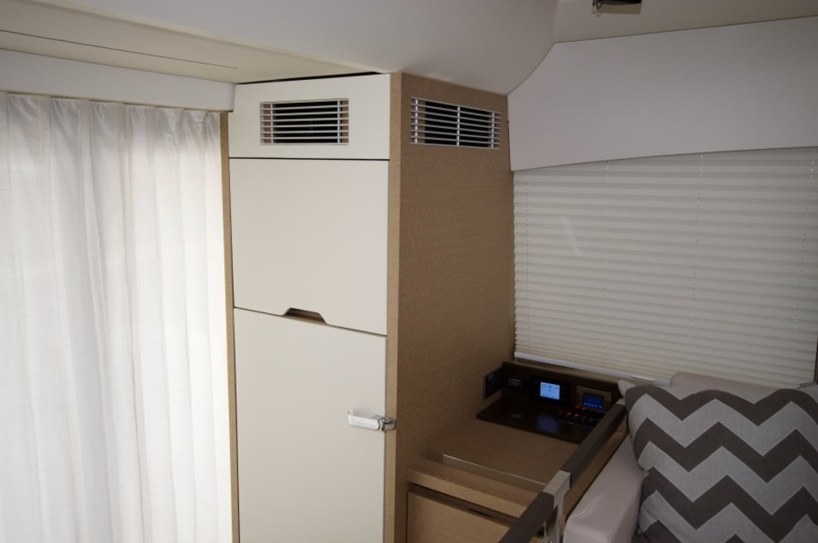 2018 Prestige 460 — photo 16