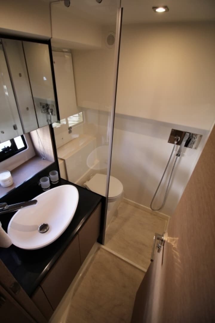 2018 Prestige 460 — photo 28