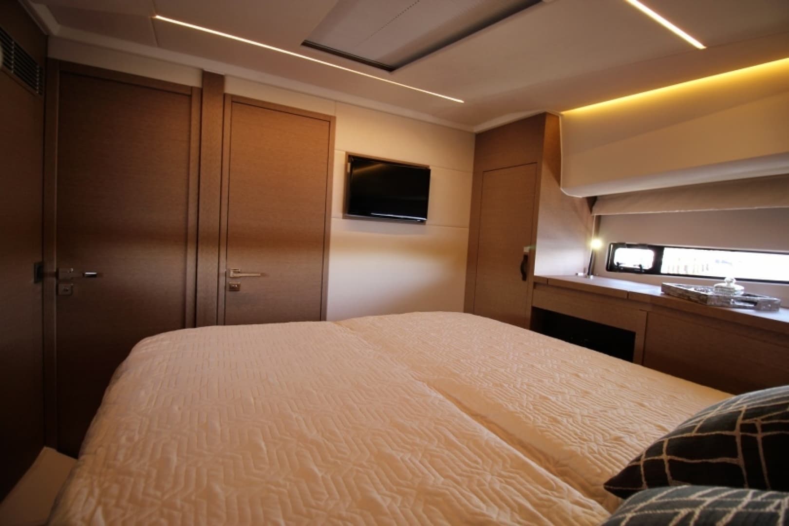 2018 Prestige 460 — photo 26