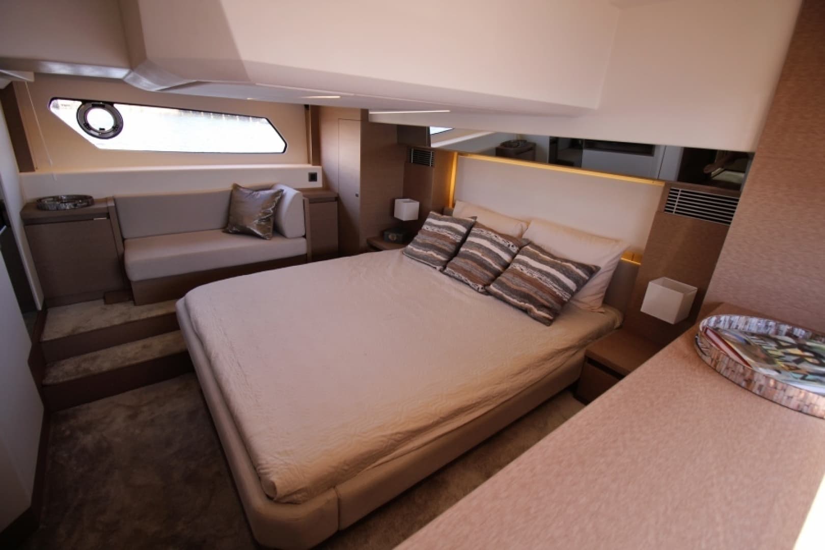 2018 Prestige 460 — photo 3