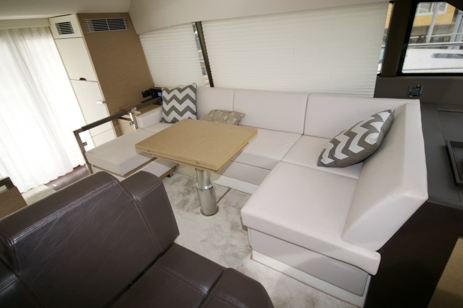 2018 Prestige 460 — photo 9