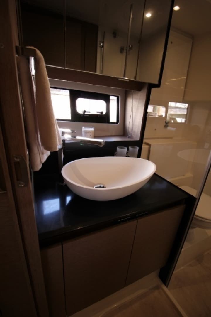 2018 Prestige 460 — photo 27