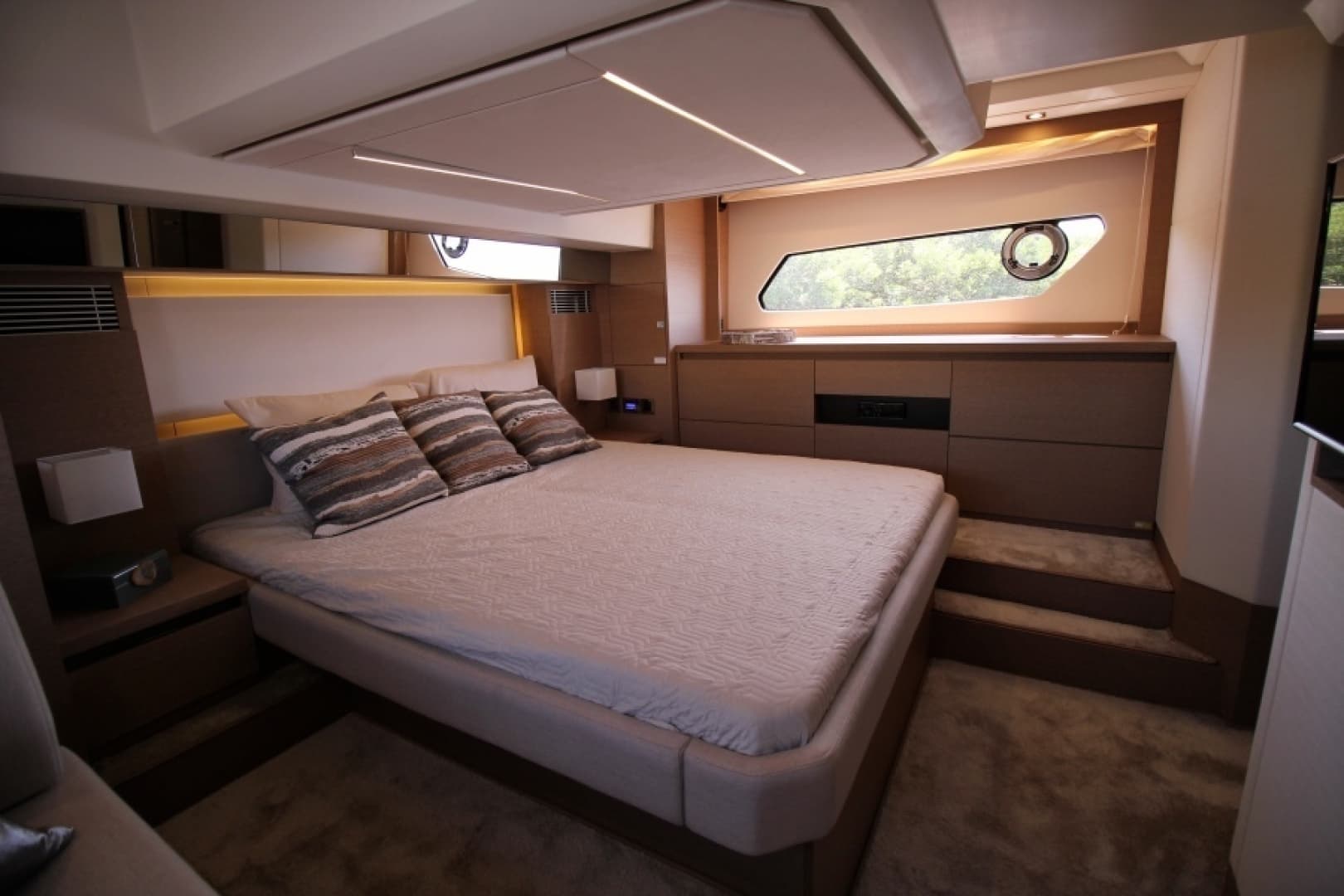 2018 Prestige 460 — photo 18