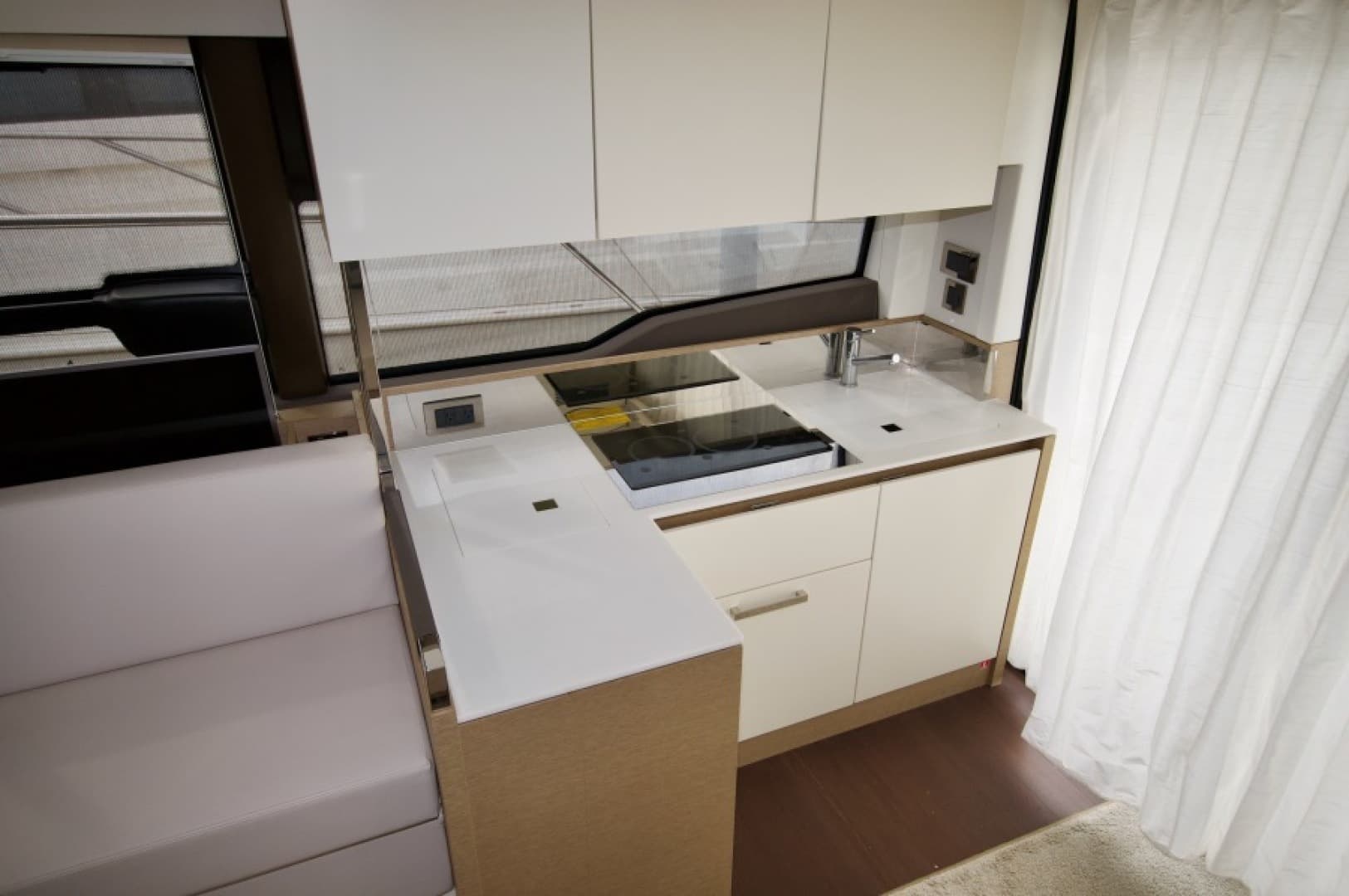 2018 Prestige 460 — photo 14