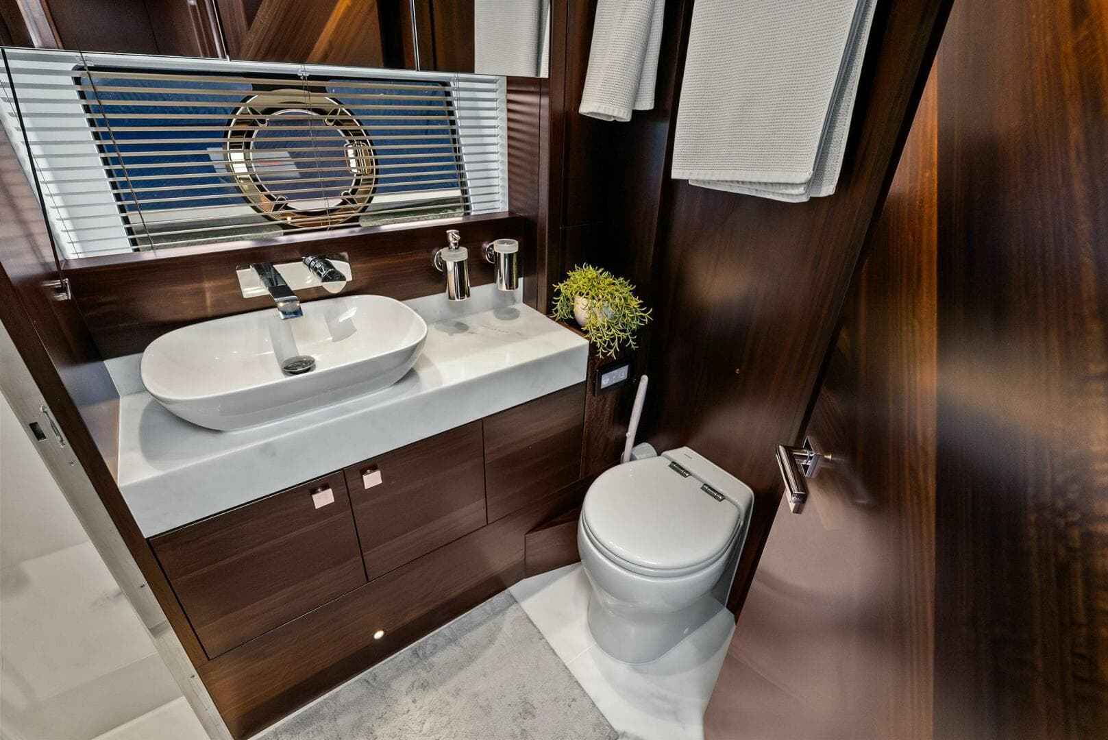 2025 Sunseeker Manhattan 55 — photo 62