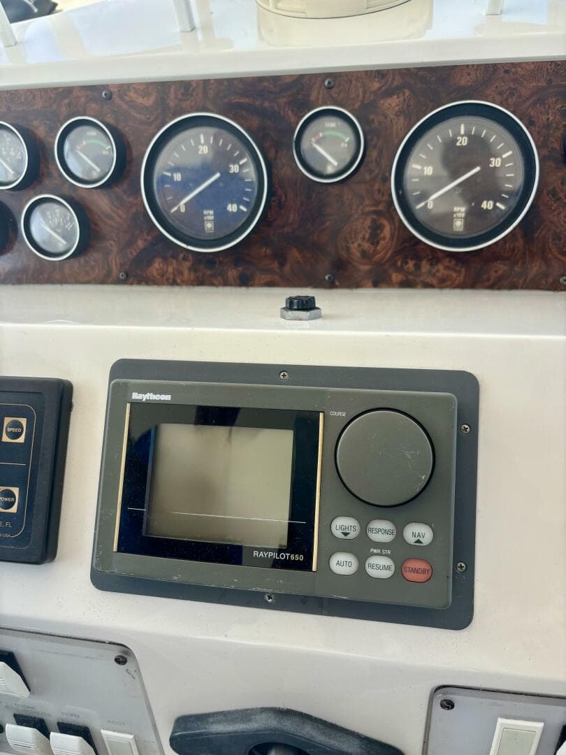 1995 Sea Ray 550 Sedan Bridge — photo 16