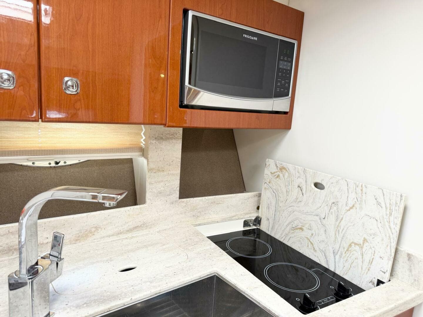 2016 Formula 37 Performance Cruiser — photo 17