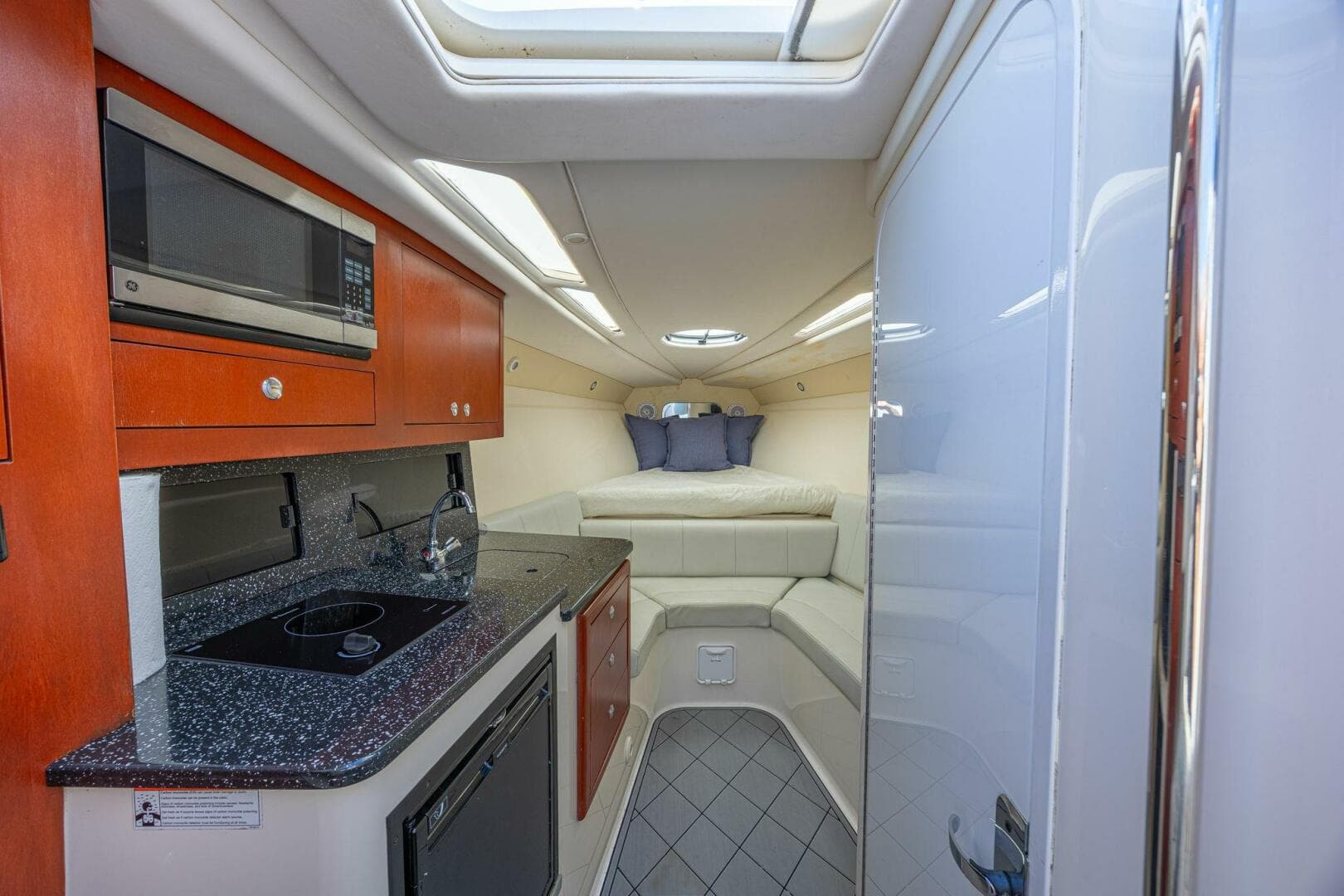 2010 Concept 4400 Sport Yacht — photo 25