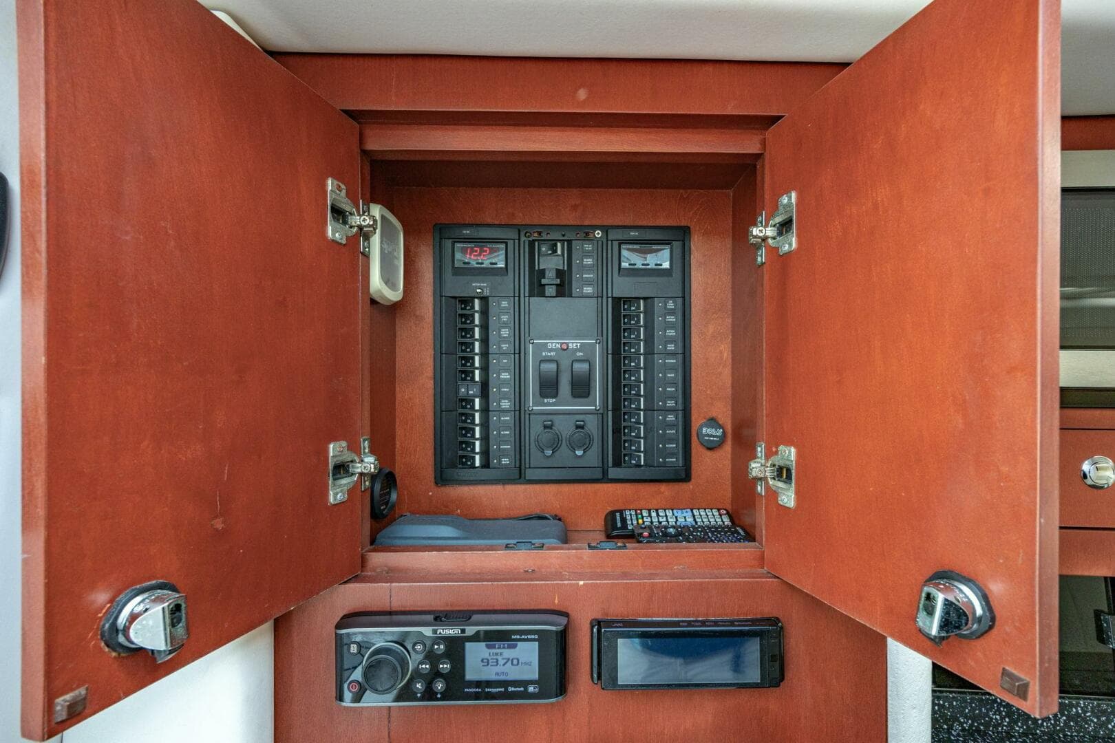 2010 Concept 4400 Sport Yacht — photo 31