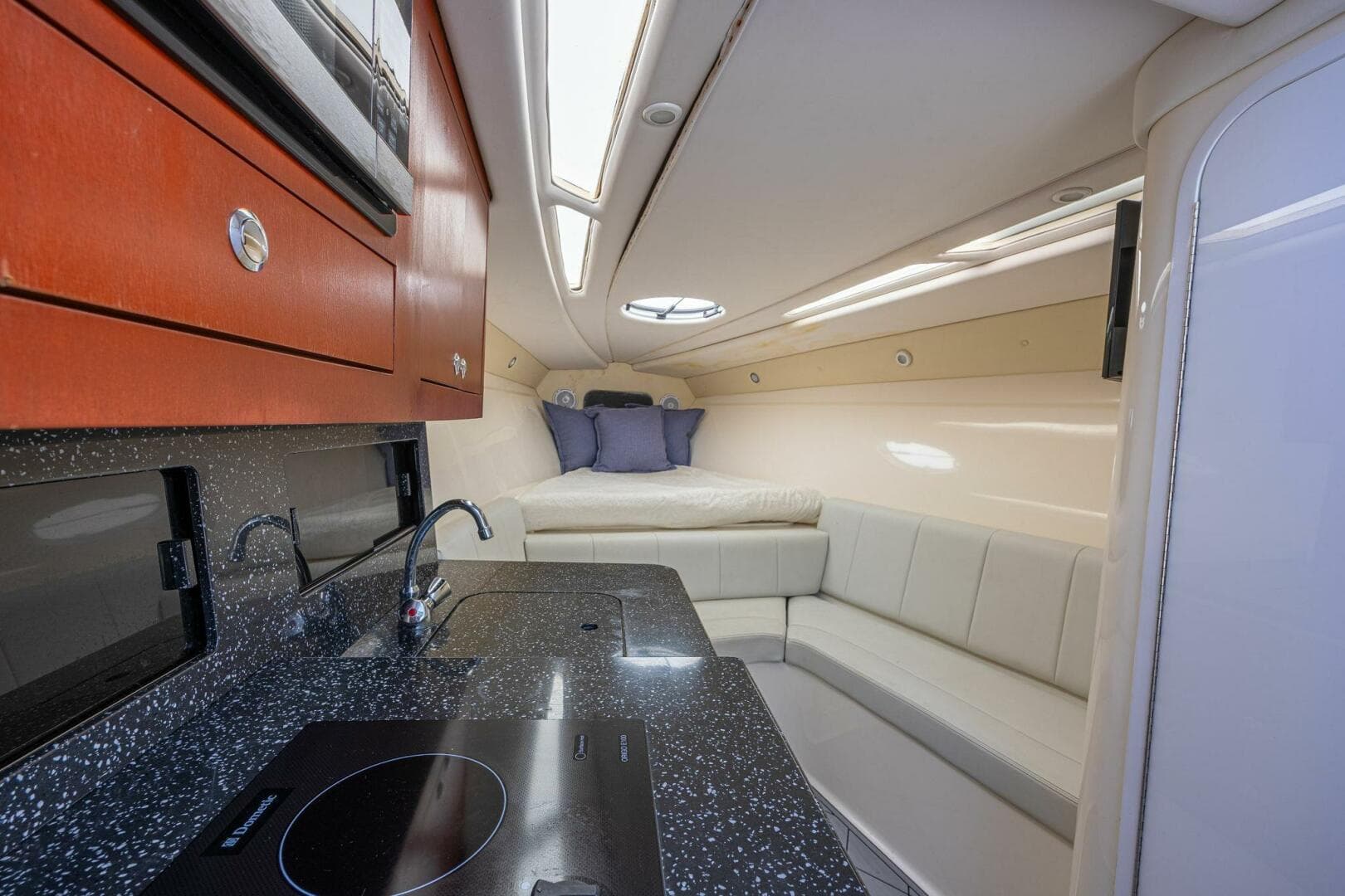 2010 Concept 4400 Sport Yacht — photo 24