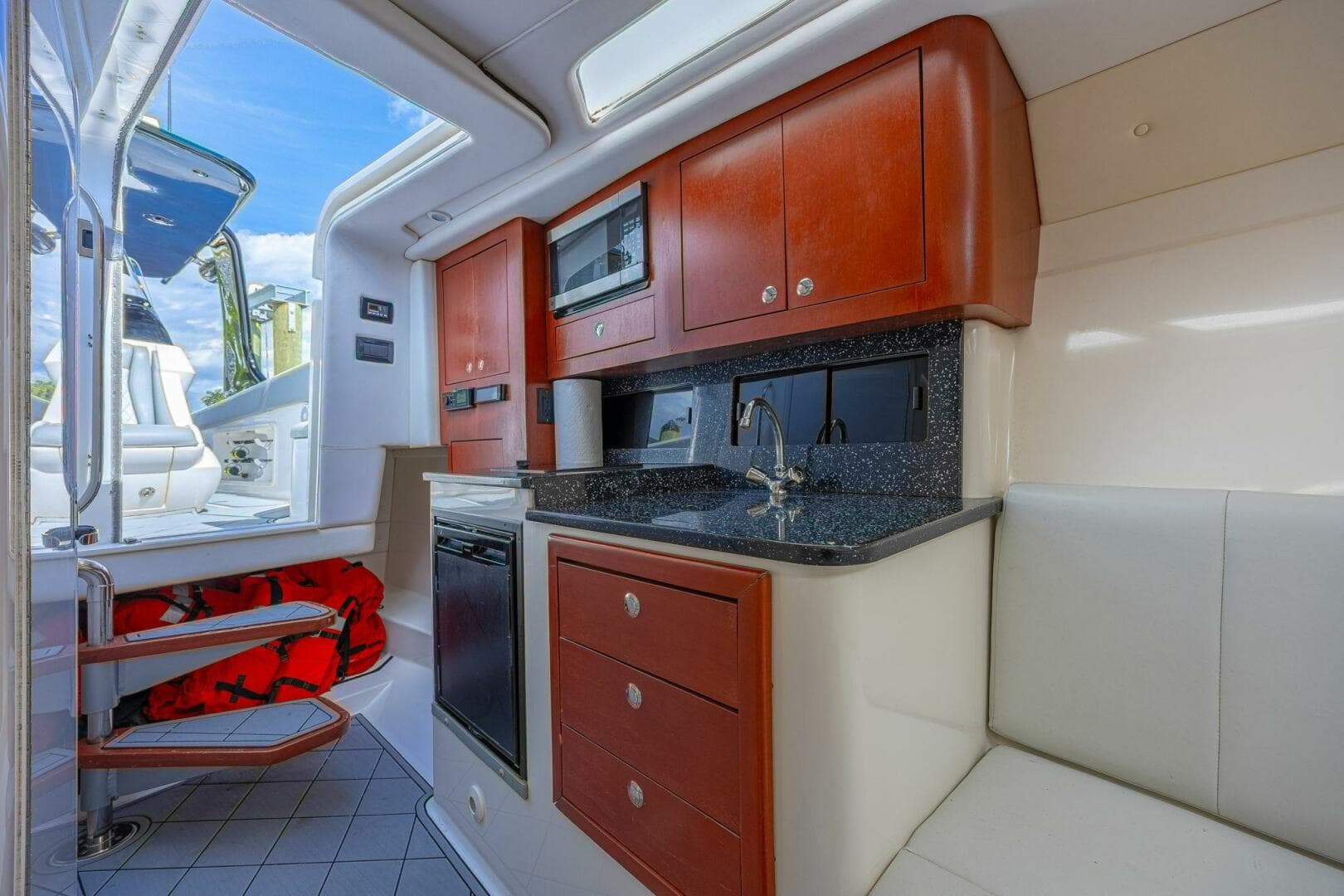 2010 Concept 4400 Sport Yacht — photo 22