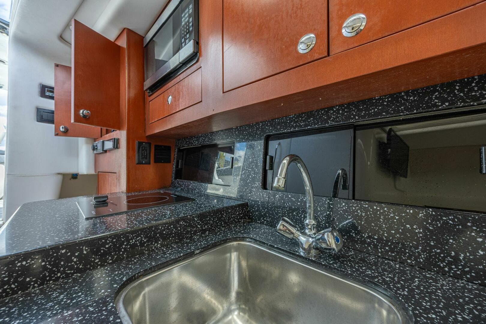 2010 Concept 4400 Sport Yacht — photo 29