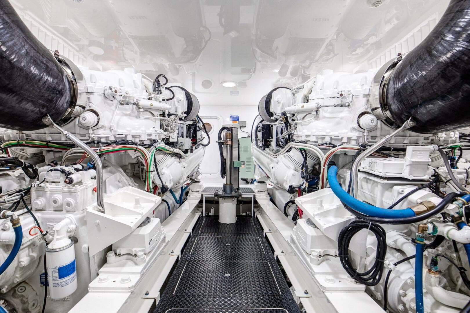 2015 Viking 70 Convertible — photo 31