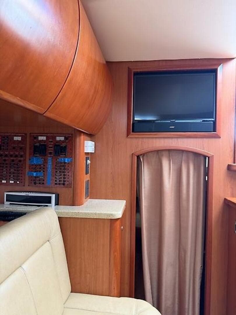 2011 Luhrs 37 IPS Canyon Series — photo 29