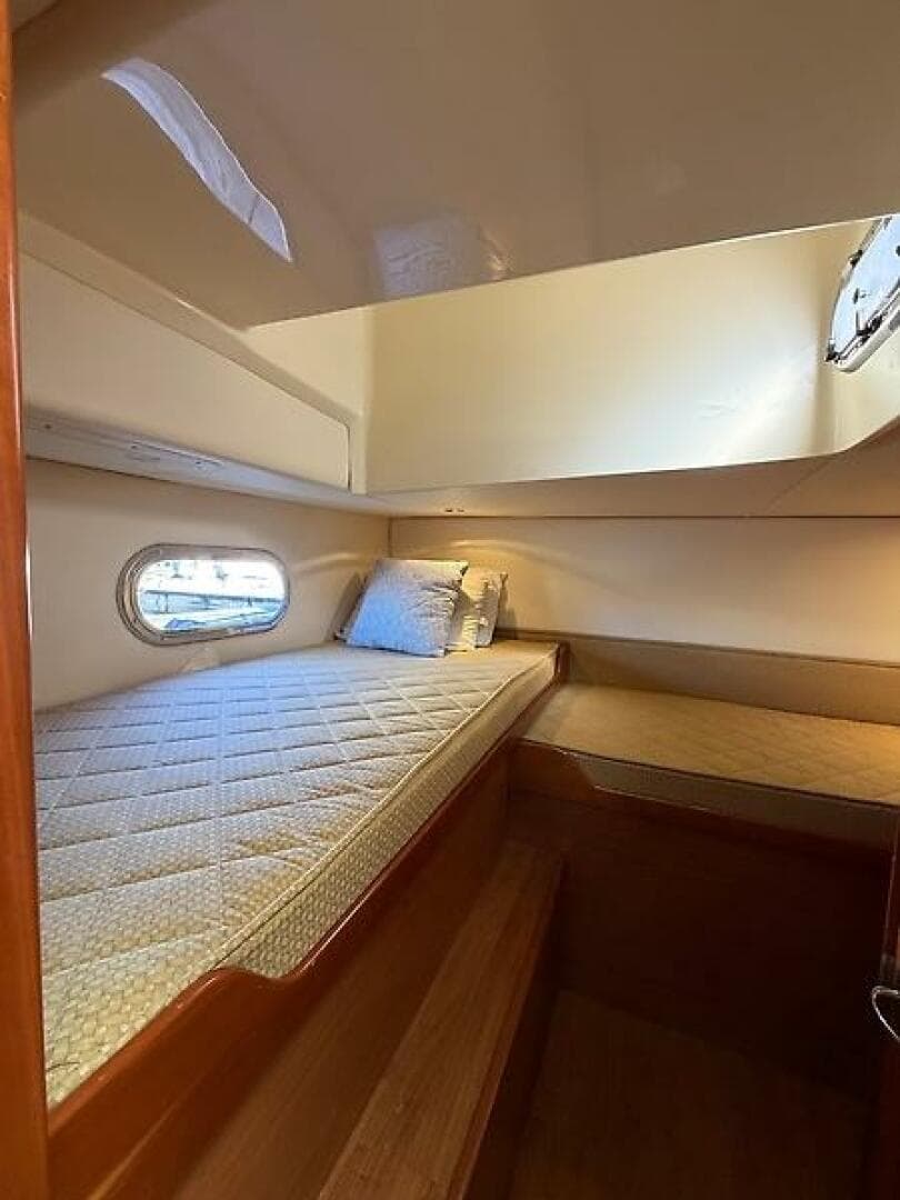 2011 Luhrs 37 IPS Canyon Series — photo 26