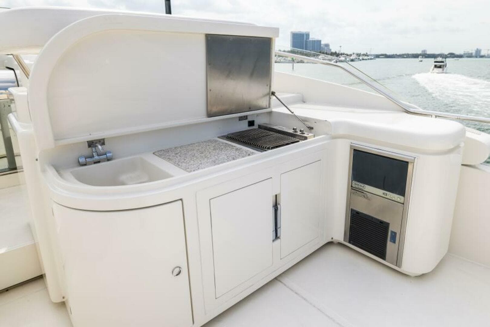 2001 Ferretti Yachts 94 Raised Pilothouse — photo 39