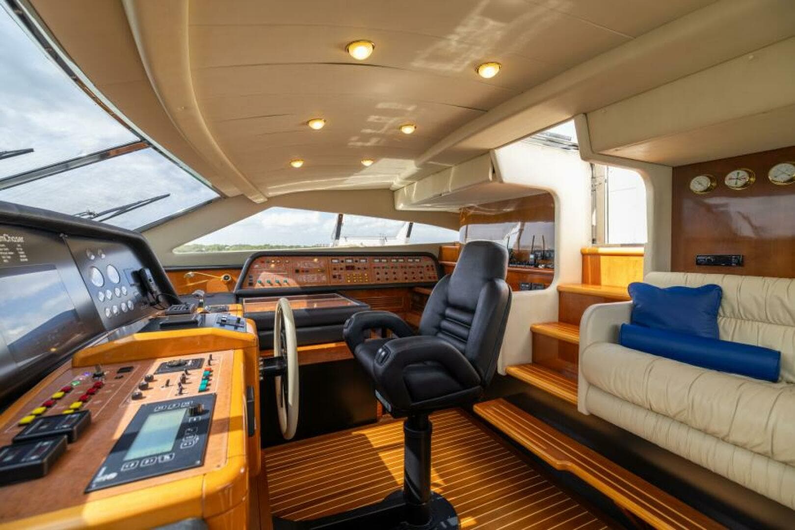 2001 Ferretti Yachts 94 Raised Pilothouse — photo 31