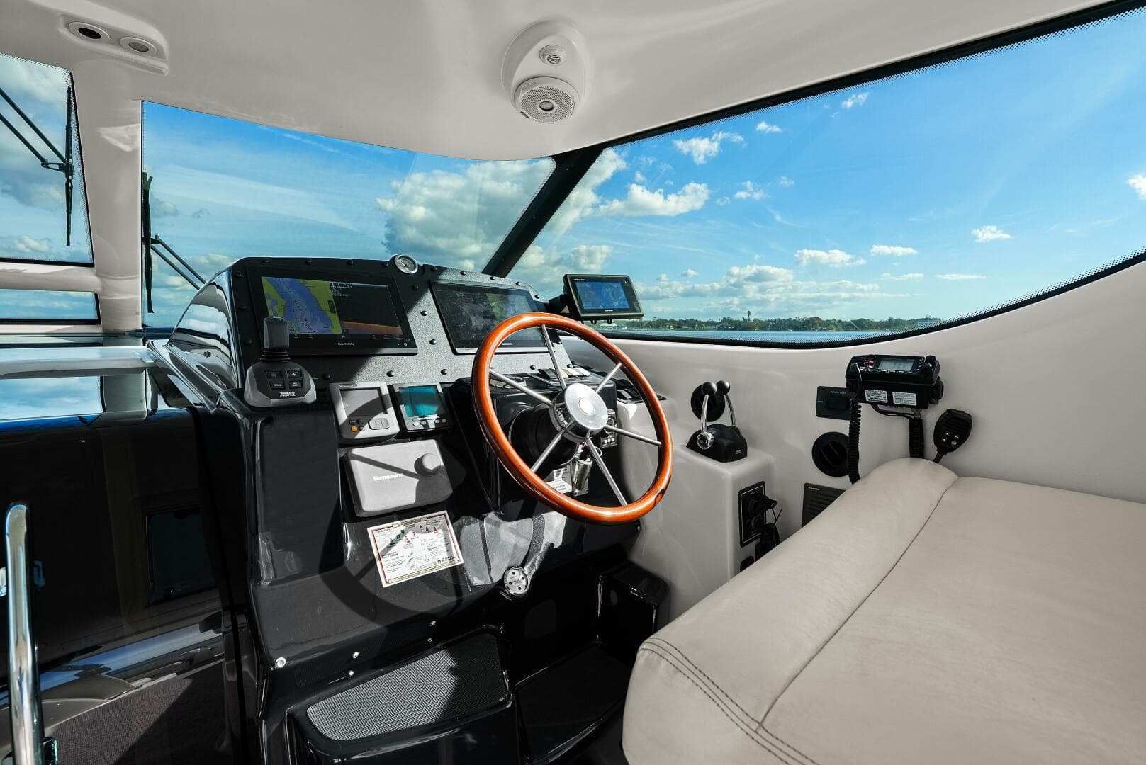 2007 Tiara Yachts 4300 Sovran — photo 2