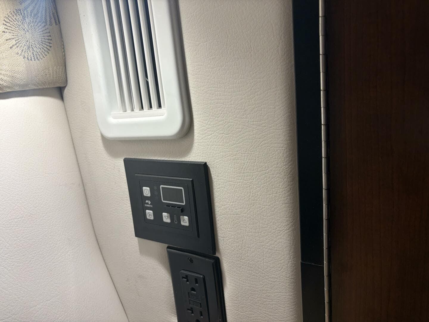 2019 Crownline 264 Cr — photo 24