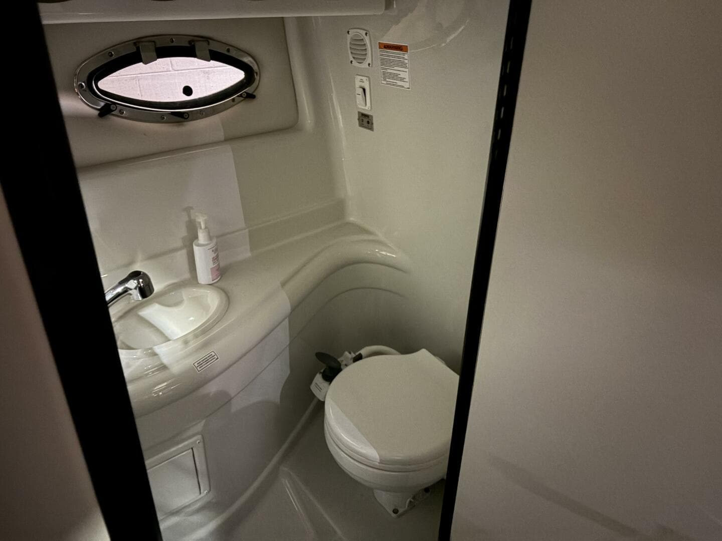 2019 Crownline 264 Cr — photo 25