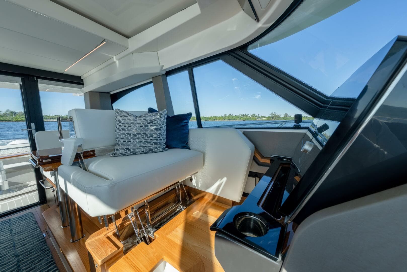 2025 Tiara Yachts 43 LE — photo 26