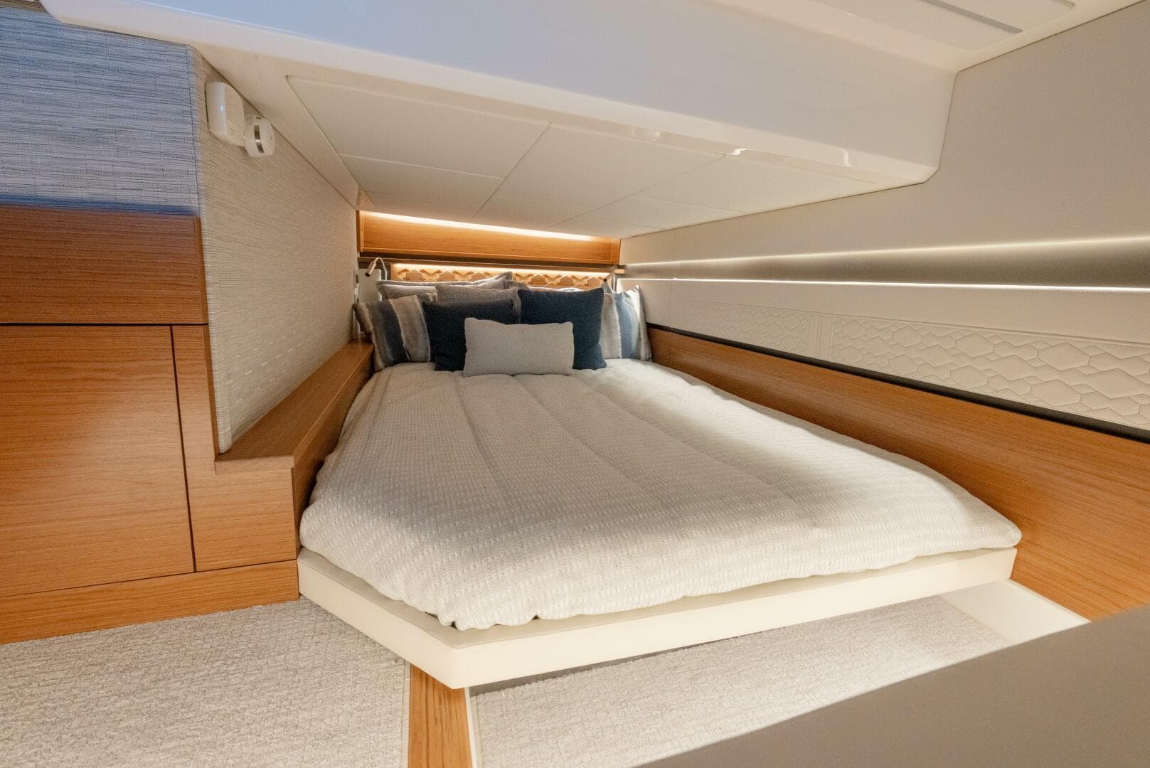 2025 Tiara Yachts 43 LE — photo 42