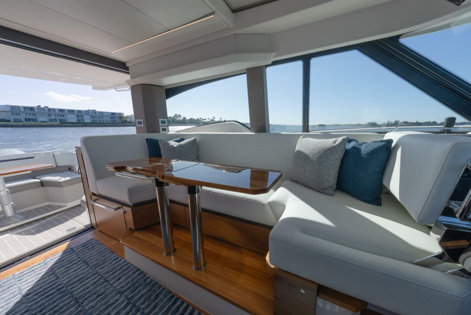 2025 Tiara Yachts 43 LE — photo 30