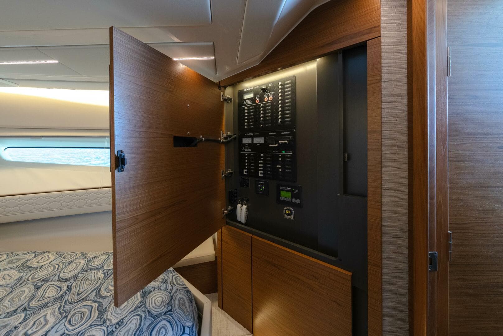 2025 Tiara Yachts 43 LE — photo 36