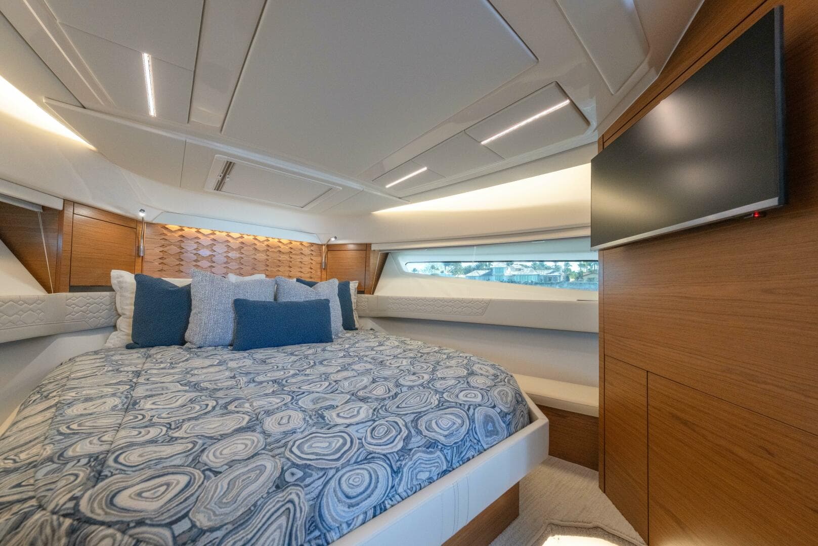 2025 Tiara Yachts 43 LE — photo 35
