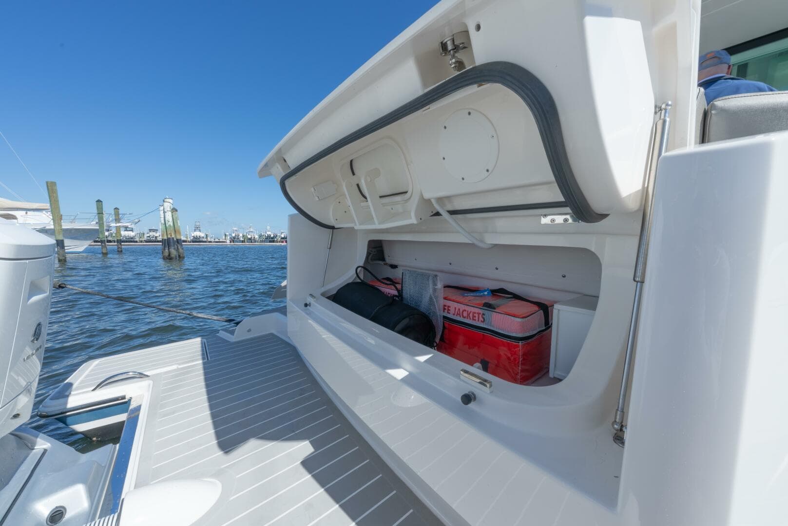 2025 Tiara Yachts 43 LE — photo 10