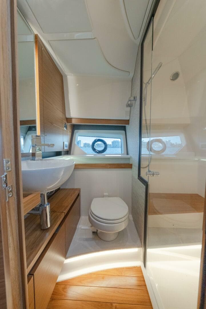 2025 Tiara Yachts 43 LE — photo 39