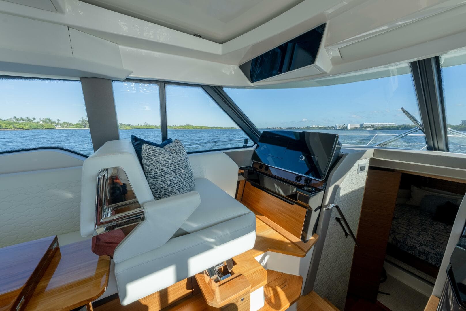 2025 Tiara Yachts 43 LE — photo 25