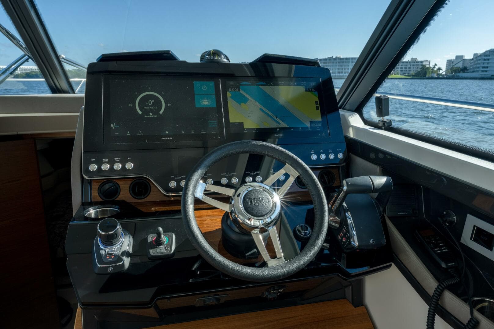 2025 Tiara Yachts 43 LE — photo 24