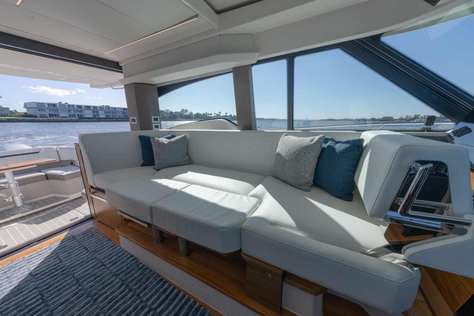 2025 Tiara Yachts 43 LE — photo 31