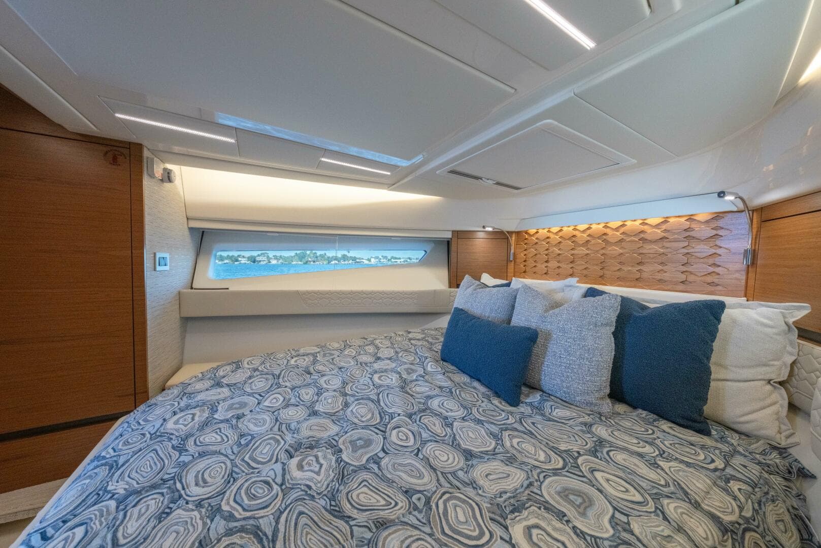 2025 Tiara Yachts 43 LE — photo 37