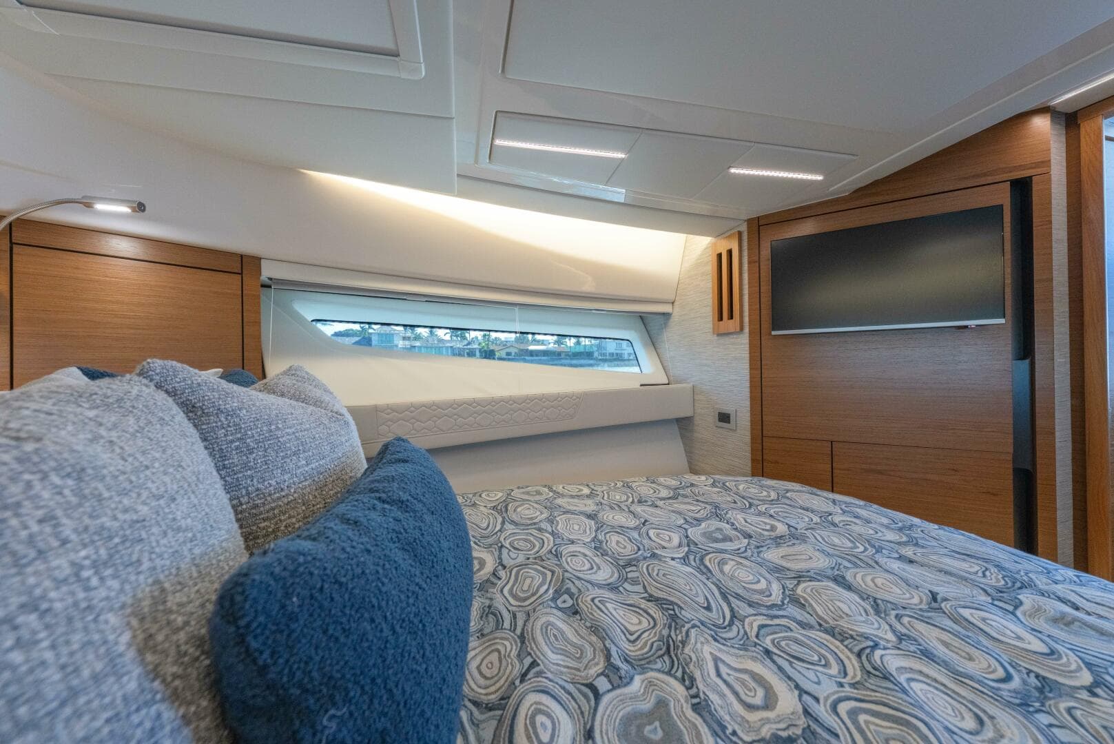 2025 Tiara Yachts 43 LE — photo 38