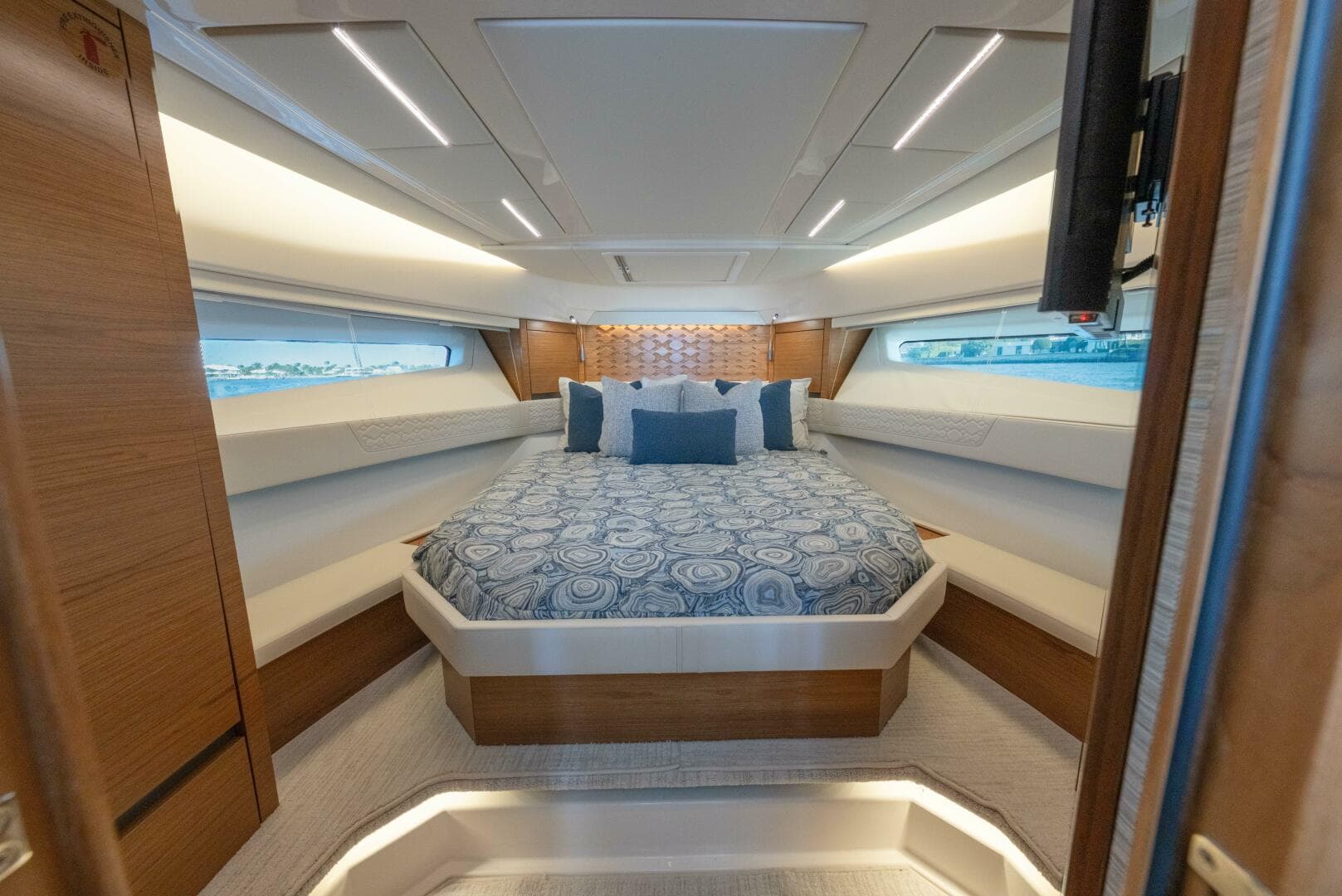 2025 Tiara Yachts 43 LE — photo 34