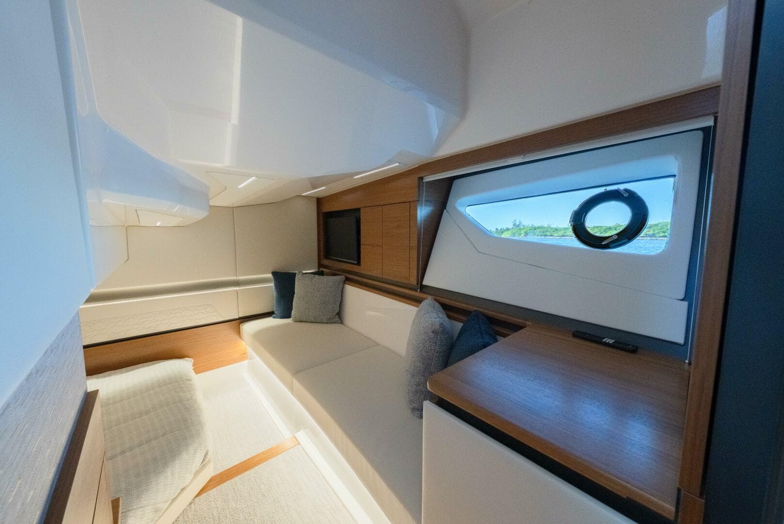 2025 Tiara Yachts 43 LE — photo 44