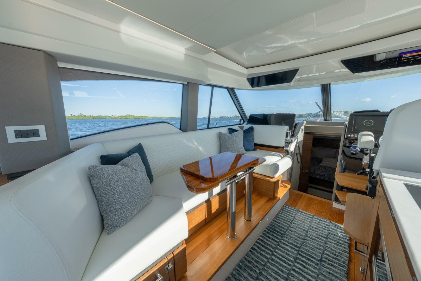 2025 Tiara Yachts 43 LE — photo 18