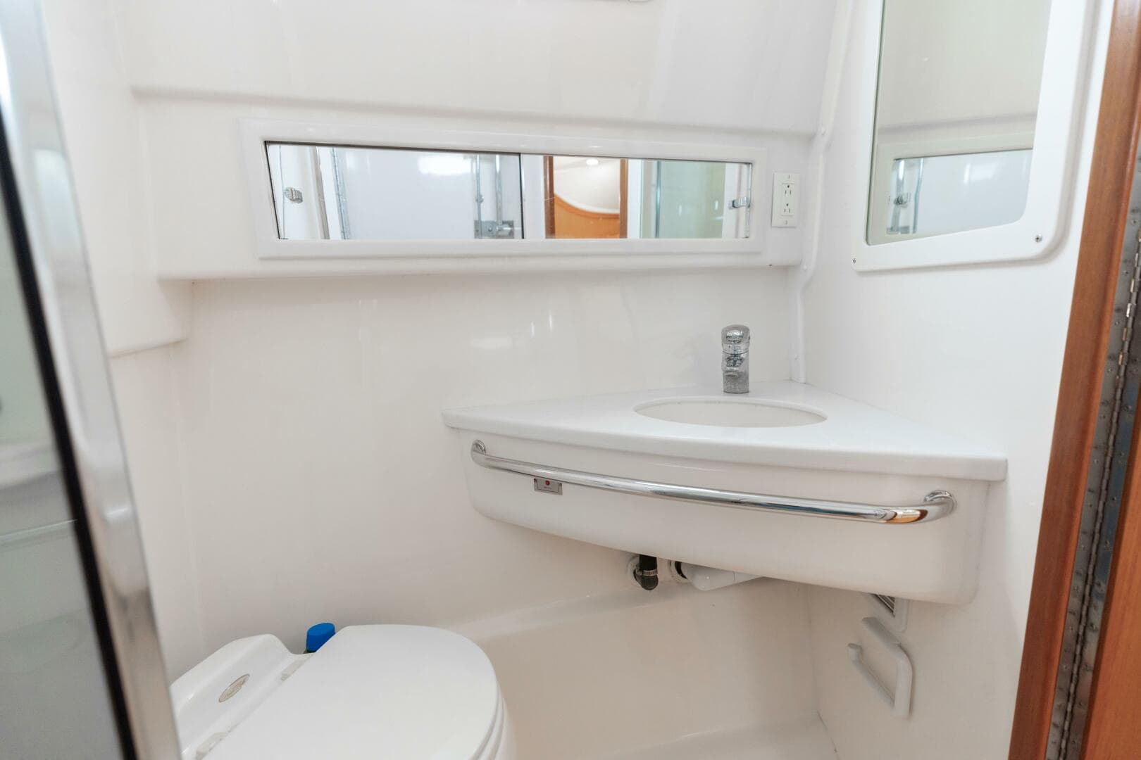 2005 Cabo 35 Express — photo 16