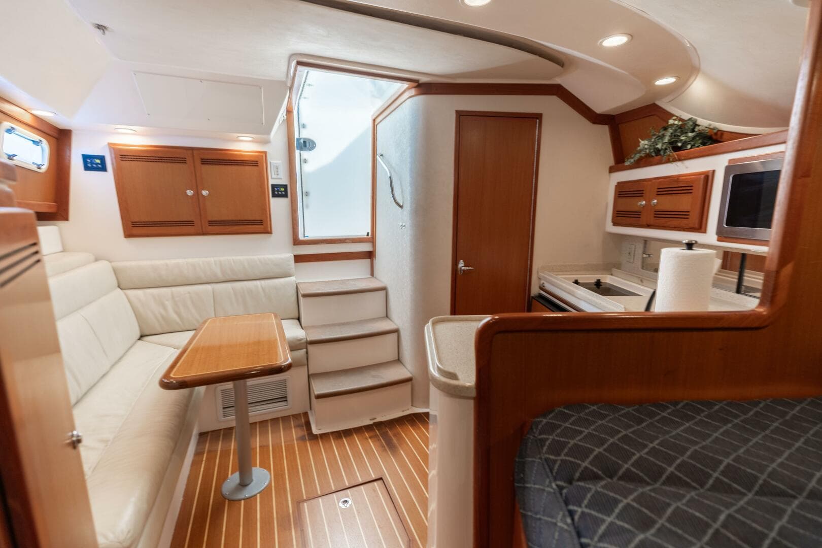 2005 Cabo 35 Express — photo 3