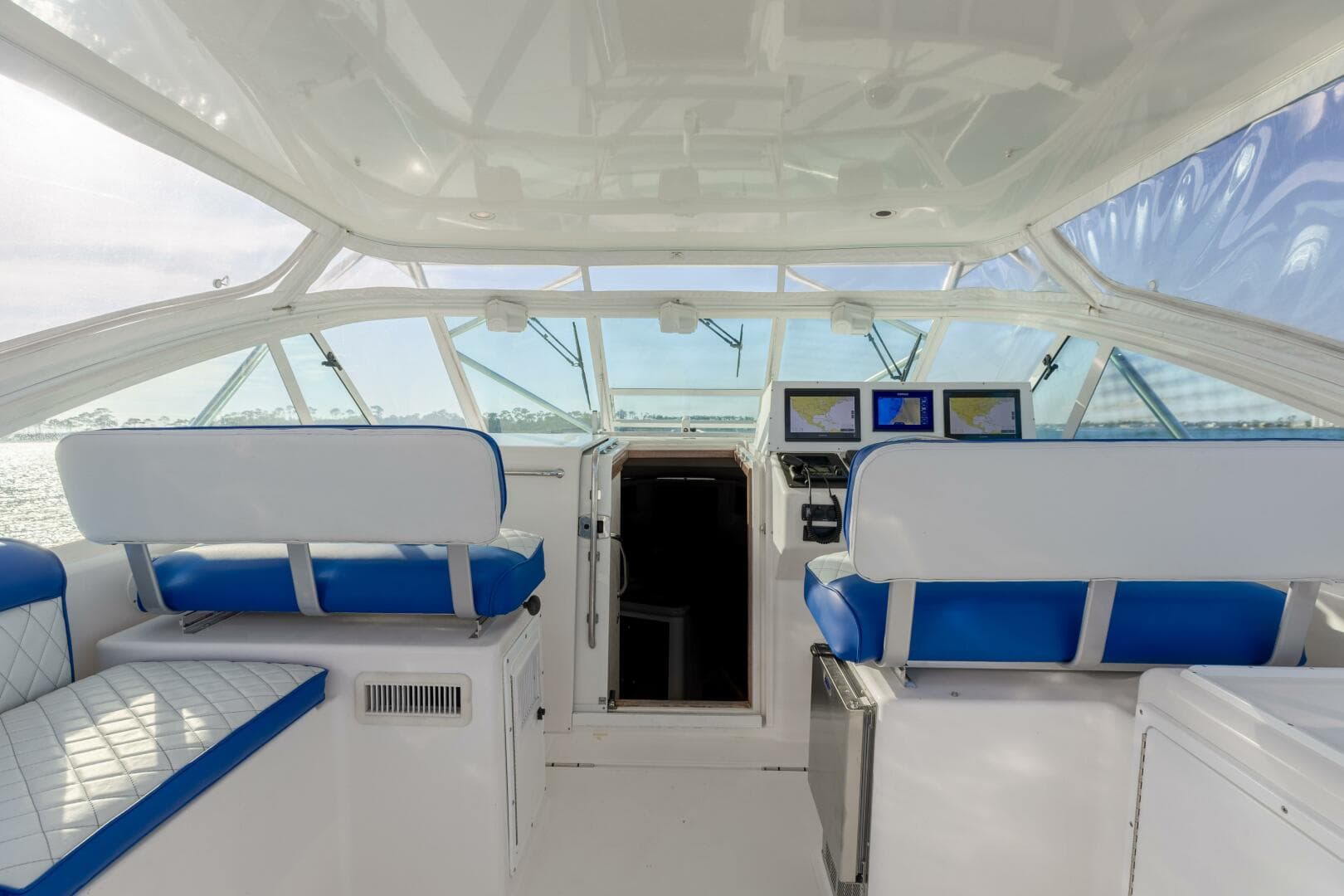 2005 Cabo 35 Express — photo 4