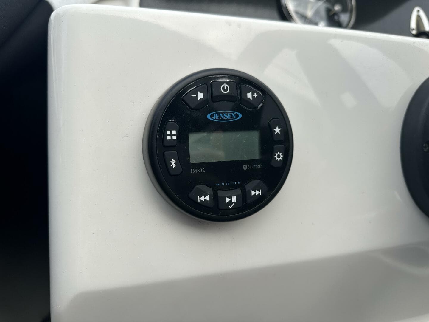 2023 Bayliner M17 — photo 11