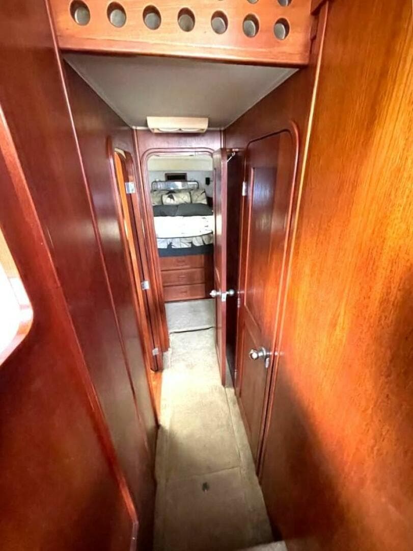 1986 Chris-Craft 422 Commander — photo 14