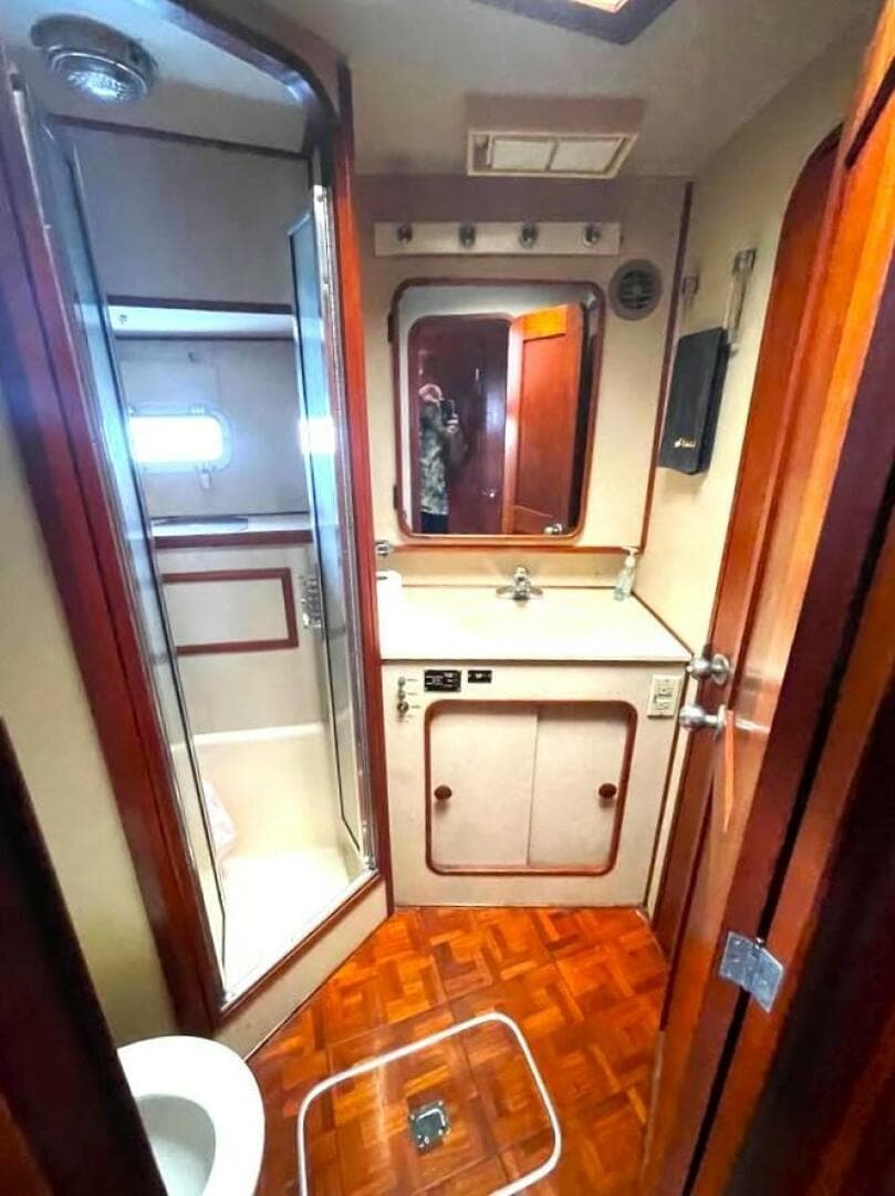 1986 Chris-Craft 422 Commander — photo 16