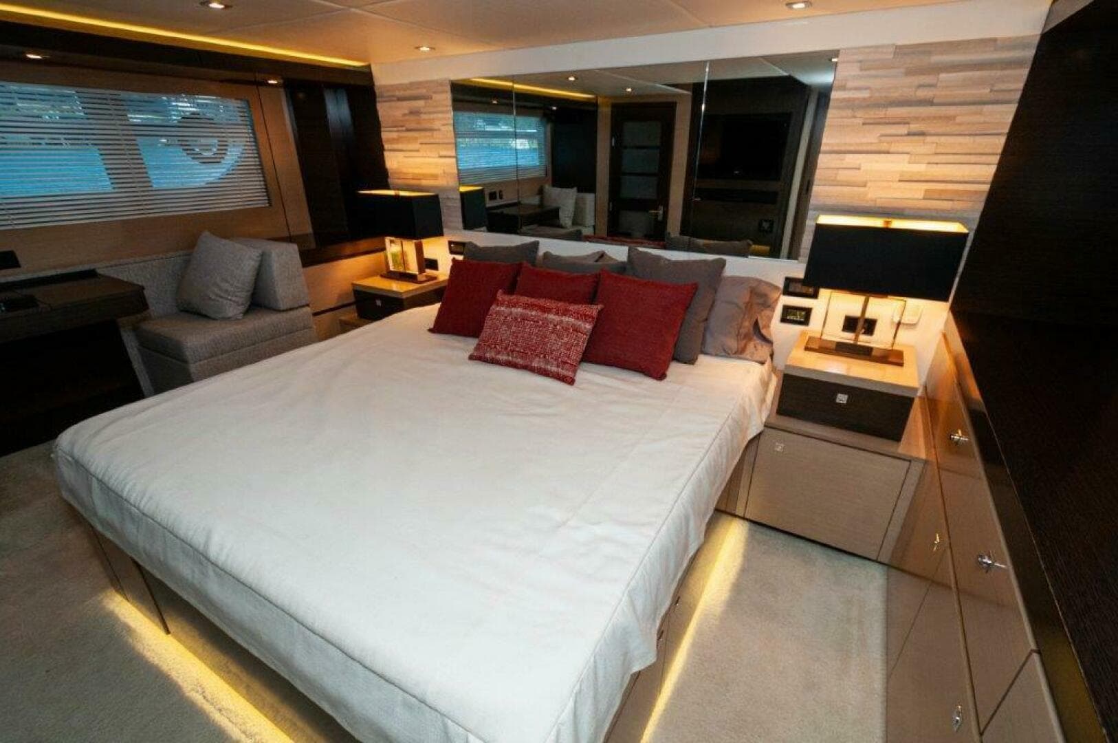 2019 Cruisers Yachts 60 Cantius — photo 17