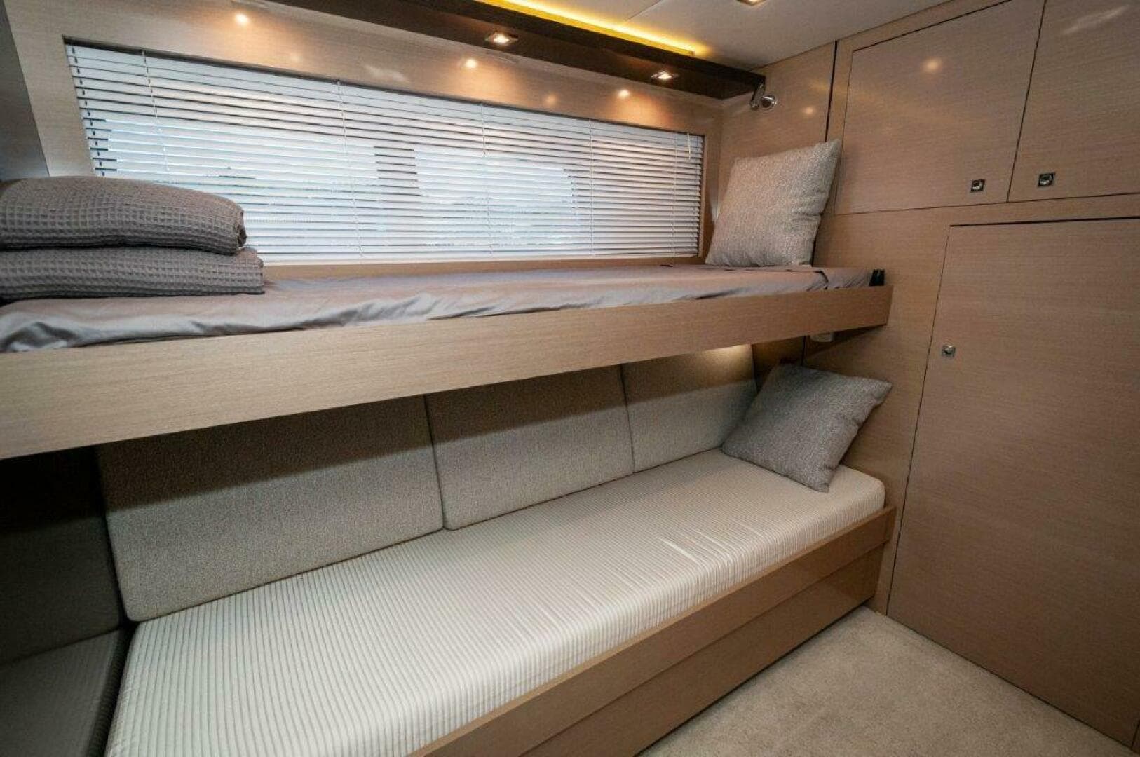 2019 Cruisers Yachts 60 Cantius — photo 32