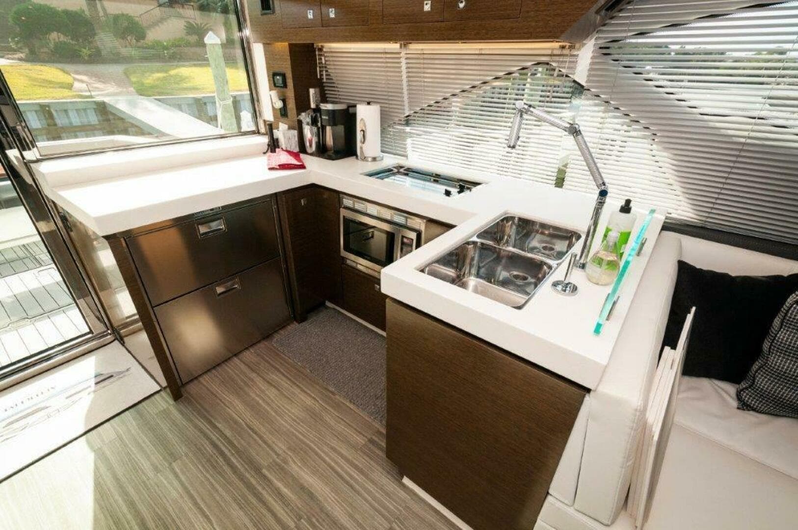 2019 Cruisers Yachts 60 Cantius — photo 2