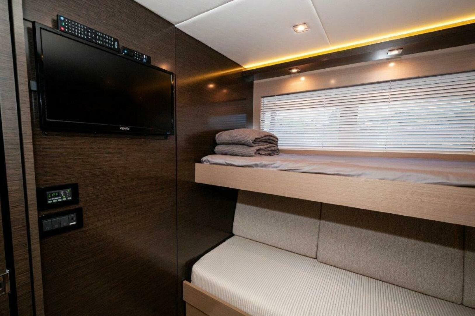 2019 Cruisers Yachts 60 Cantius — photo 33